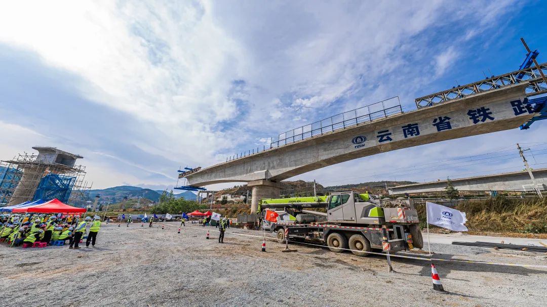 2022-04-13-祥云财富铁路专用线茨坪村特大桥20号墩柱转体成功（1）.jpg